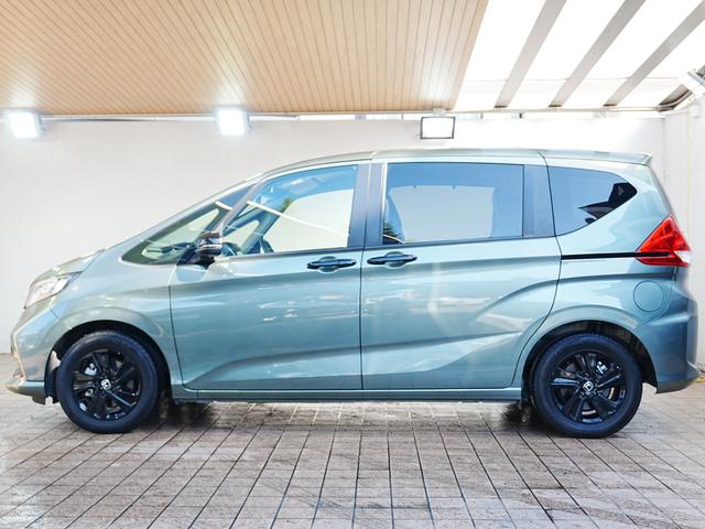 フリードハイブリッド ハイブリッド・Ｇブラックスタイル　ブラックスタイル専用装備　純正ナビフルセグＴＶ　左右パワースライドドア　シートヒーター　ＣＭＢＳ　ＡＣＣ　純正フロアマット　ステアスイッチ　クルコン　レーンキープ　黒革調シートカバー　Ｐスタート（10枚目）