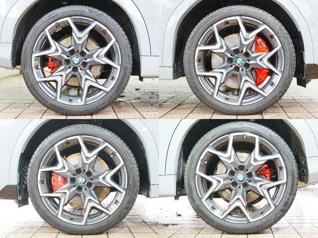 X2 M35i xDrive ディスプレイオーディオ 赤黒革シート パワーシート ハーマンカードン HUD 全方位カメラ ワイヤレス充電 純正前後ドラレコ シートヒーター ステアリングヒーター パワーバックドア アンビエントライト(6枚目)