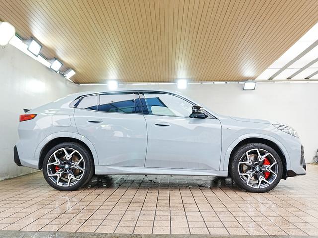 X2 M35i xDrive ディスプレイオーディオ 赤黒革シート パワーシート ハーマンカードン HUD 全方位カメラ ワイヤレス充電 純正前後ドラレコ シートヒーター ステアリングヒーター パワーバックドア アンビエントライト(7枚目)