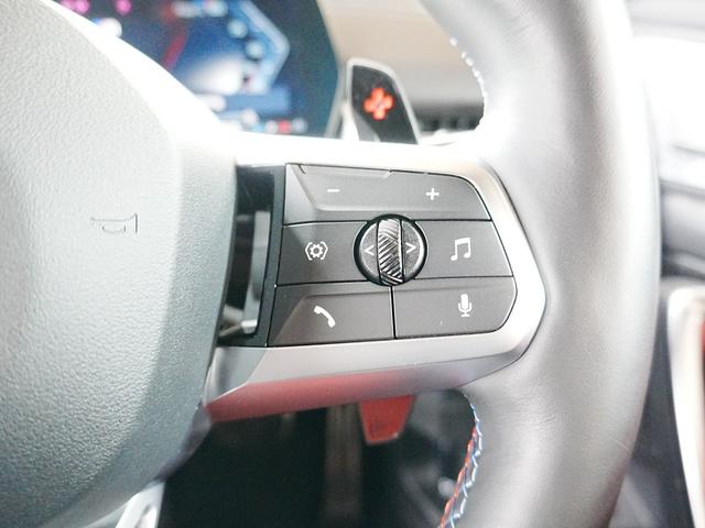 X2 M35i xDrive ディスプレイオーディオ 赤黒革シート パワーシート ハーマンカードン HUD 全方位カメラ ワイヤレス充電 純正前後ドラレコ シートヒーター ステアリングヒーター パワーバックドア アンビエントライト(22枚目)