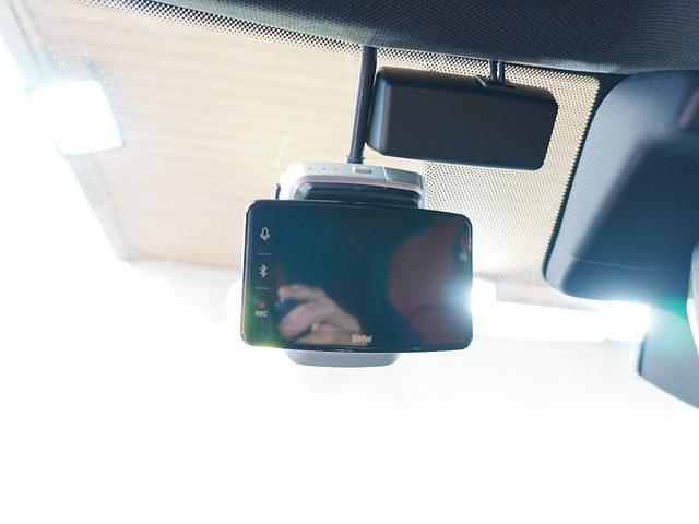 X2 M35i xDrive ディスプレイオーディオ 赤黒革シート パワーシート ハーマンカードン HUD 全方位カメラ ワイヤレス充電 純正前後ドラレコ シートヒーター ステアリングヒーター パワーバックドア アンビエントライト(26枚目)