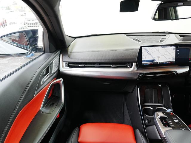X2 M35i xDrive ディスプレイオーディオ 赤黒革シート パワーシート ハーマンカードン HUD 全方位カメラ ワイヤレス充電 純正前後ドラレコ シートヒーター ステアリングヒーター パワーバックドア アンビエントライト(31枚目)