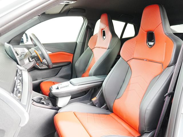 X2 M35i xDrive ディスプレイオーディオ 赤黒革シート パワーシート ハーマンカードン HUD 全方位カメラ ワイヤレス充電 純正前後ドラレコ シートヒーター ステアリングヒーター パワーバックドア アンビエントライト(33枚目)