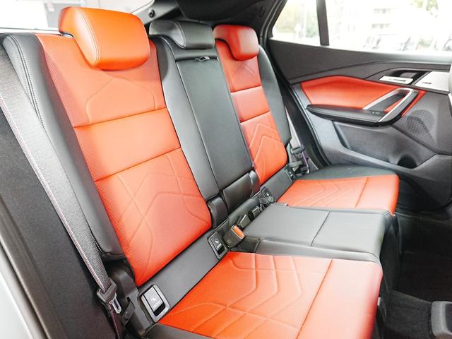 X2 M35i xDrive ディスプレイオーディオ 赤黒革シート パワーシート ハーマンカードン HUD 全方位カメラ ワイヤレス充電 純正前後ドラレコ シートヒーター ステアリングヒーター パワーバックドア アンビエントライト(34枚目)