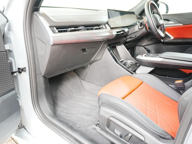 X2 M35i xDrive ディスプレイオーディオ 赤黒革シート パワーシート ハーマンカードン HUD 全方位カメラ ワイヤレス充電 純正前後ドラレコ シートヒーター ステアリングヒーター パワーバックドア アンビエントライト(37枚目)