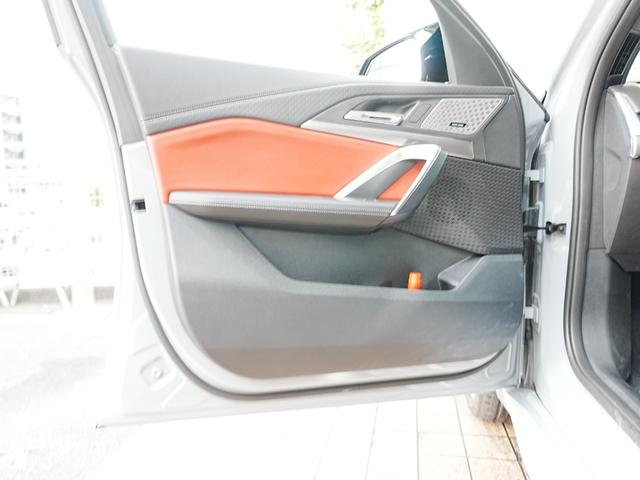 X2 M35i xDrive ディスプレイオーディオ 赤黒革シート パワーシート ハーマンカードン HUD 全方位カメラ ワイヤレス充電 純正前後ドラレコ シートヒーター ステアリングヒーター パワーバックドア アンビエントライト(41枚目)