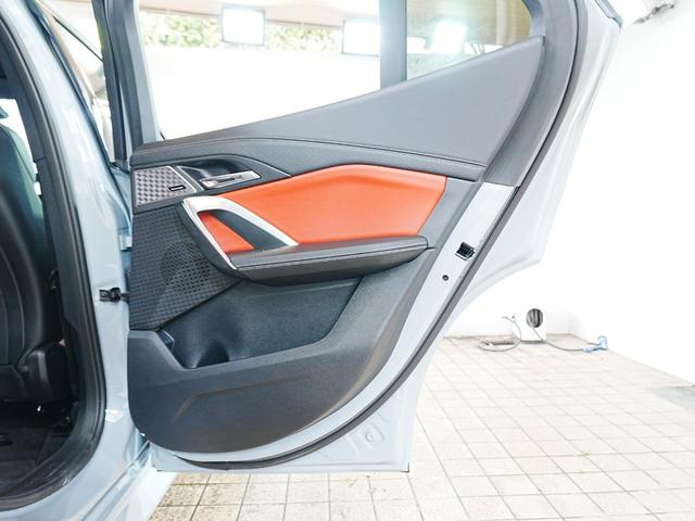 X2 M35i xDrive ディスプレイオーディオ 赤黒革シート パワーシート ハーマンカードン HUD 全方位カメラ ワイヤレス充電 純正前後ドラレコ シートヒーター ステアリングヒーター パワーバックドア アンビエントライト(42枚目)