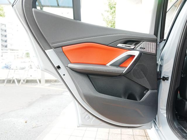 X2 M35i xDrive ディスプレイオーディオ 赤黒革シート パワーシート ハーマンカードン HUD 全方位カメラ ワイヤレス充電 純正前後ドラレコ シートヒーター ステアリングヒーター パワーバックドア アンビエントライト(43枚目)