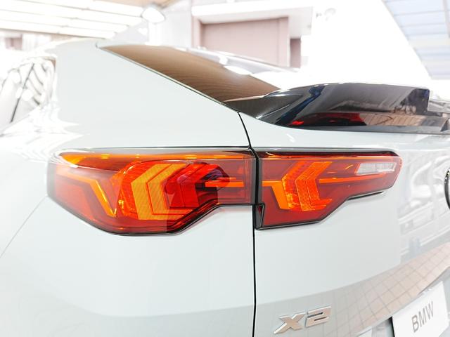 X2 M35i xDrive ディスプレイオーディオ 赤黒革シート パワーシート ハーマンカードン HUD 全方位カメラ ワイヤレス充電 純正前後ドラレコ シートヒーター ステアリングヒーター パワーバックドア アンビエントライト(54枚目)