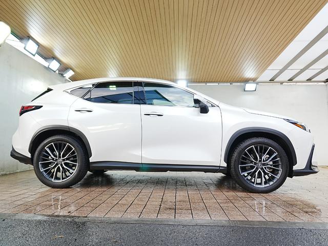 ＮＸ ＮＸ３５０ｈ　バージョンＬ　１オーナー　ユーザー買取　アドバンスドパーク　パノラマサンルーフ　黒革シート　デジタルインナーミラー　置くだけ充電　全席シートヒーター　ステアヒーター　純正２０ＡＷ　パワーバックドア　全方位カメラ（7枚目）