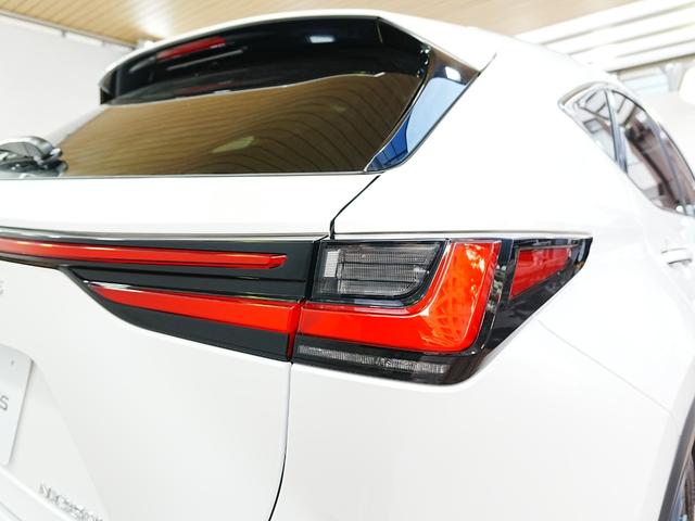 ＮＸ ＮＸ３５０ｈ　バージョンＬ　１オーナー　ユーザー買取　アドバンスドパーク　パノラマサンルーフ　黒革シート　デジタルインナーミラー　置くだけ充電　全席シートヒーター　ステアヒーター　純正２０ＡＷ　パワーバックドア　全方位カメラ（65枚目）