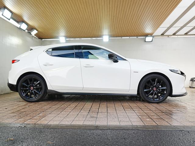 ＭＡＺＤＡ３ファストバック １５Ｓ　１００周年特別記念車　純正ナビ　フルセグＴＶ　Ｂｌｕｅｔｏｏｔｈ　全方位カメラ　シグネチャスタイルＰＫＧ　ユーザー買取　ステアスイッチ　アイドリングストップ　ＢＯＳＥスピーカー　３６０度セーフティＰＫＧ　タワーバー　マット（8枚目）