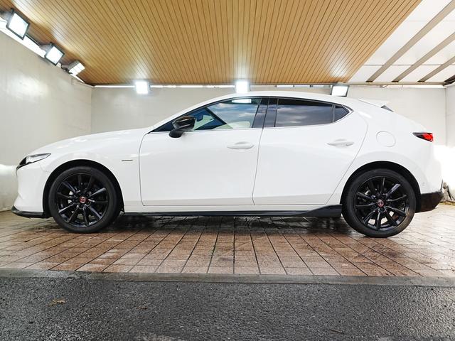 ＭＡＺＤＡ３ファストバック １５Ｓ　１００周年特別記念車　純正ナビ　フルセグＴＶ　Ｂｌｕｅｔｏｏｔｈ　全方位カメラ　シグネチャスタイルＰＫＧ　ユーザー買取　ステアスイッチ　アイドリングストップ　ＢＯＳＥスピーカー　３６０度セーフティＰＫＧ　タワーバー　マット（9枚目）