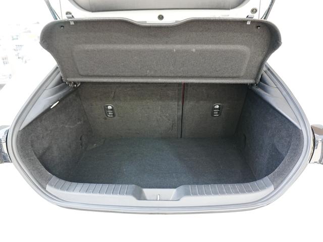 ＭＡＺＤＡ３ファストバック １５Ｓ　１００周年特別記念車　純正ナビ　フルセグＴＶ　Ｂｌｕｅｔｏｏｔｈ　全方位カメラ　シグネチャスタイルＰＫＧ　ユーザー買取　ステアスイッチ　アイドリングストップ　ＢＯＳＥスピーカー　３６０度セーフティＰＫＧ　タワーバー　マット（12枚目）