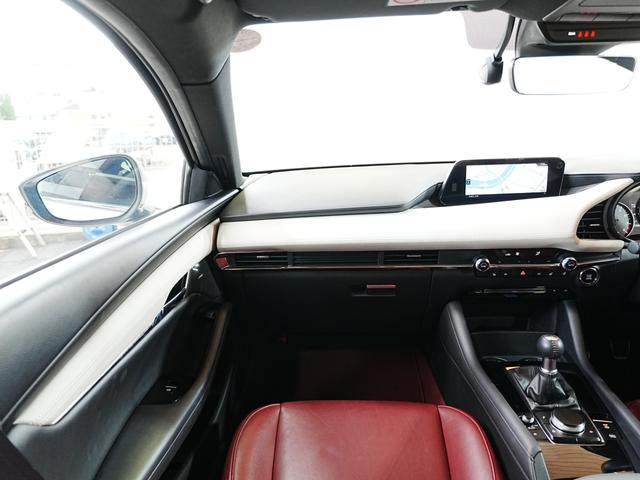 ＭＡＺＤＡ３ファストバック １５Ｓ　１００周年特別記念車　純正ナビ　フルセグＴＶ　Ｂｌｕｅｔｏｏｔｈ　全方位カメラ　シグネチャスタイルＰＫＧ　ユーザー買取　ステアスイッチ　アイドリングストップ　ＢＯＳＥスピーカー　３６０度セーフティＰＫＧ　タワーバー　マット（17枚目）