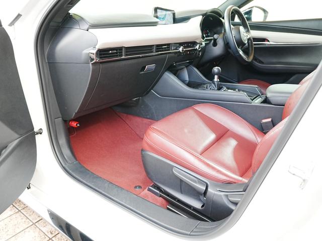 ＭＡＺＤＡ３ファストバック １５Ｓ　１００周年特別記念車　純正ナビ　フルセグＴＶ　Ｂｌｕｅｔｏｏｔｈ　全方位カメラ　シグネチャスタイルＰＫＧ　ユーザー買取　ステアスイッチ　アイドリングストップ　ＢＯＳＥスピーカー　３６０度セーフティＰＫＧ　タワーバー　マット（41枚目）