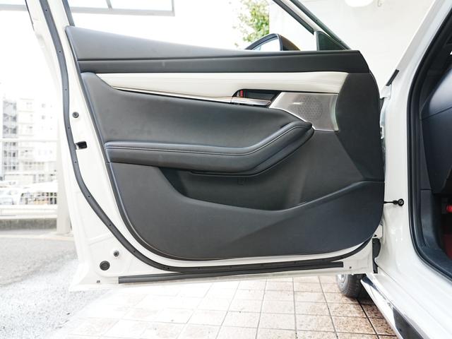 ＭＡＺＤＡ３ファストバック １５Ｓ　１００周年特別記念車　純正ナビ　フルセグＴＶ　Ｂｌｕｅｔｏｏｔｈ　全方位カメラ　シグネチャスタイルＰＫＧ　ユーザー買取　ステアスイッチ　アイドリングストップ　ＢＯＳＥスピーカー　３６０度セーフティＰＫＧ　タワーバー　マット（42枚目）