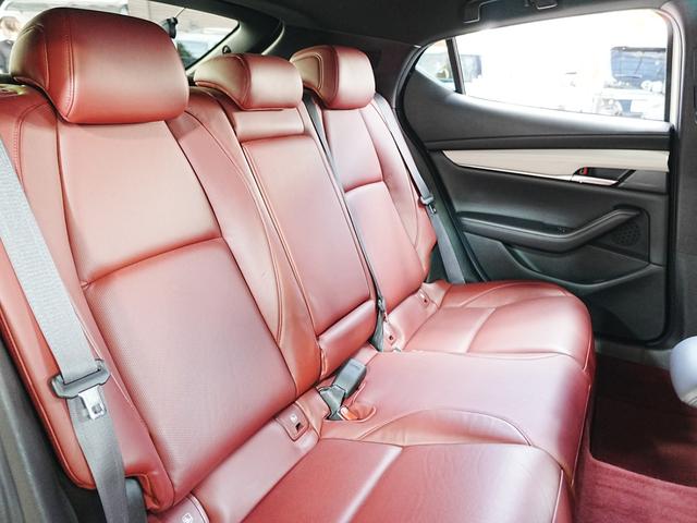 ＭＡＺＤＡ３ファストバック １５Ｓ　１００周年特別記念車　純正ナビ　フルセグＴＶ　Ｂｌｕｅｔｏｏｔｈ　全方位カメラ　シグネチャスタイルＰＫＧ　ユーザー買取　ステアスイッチ　アイドリングストップ　ＢＯＳＥスピーカー　３６０度セーフティＰＫＧ　タワーバー　マット（43枚目）