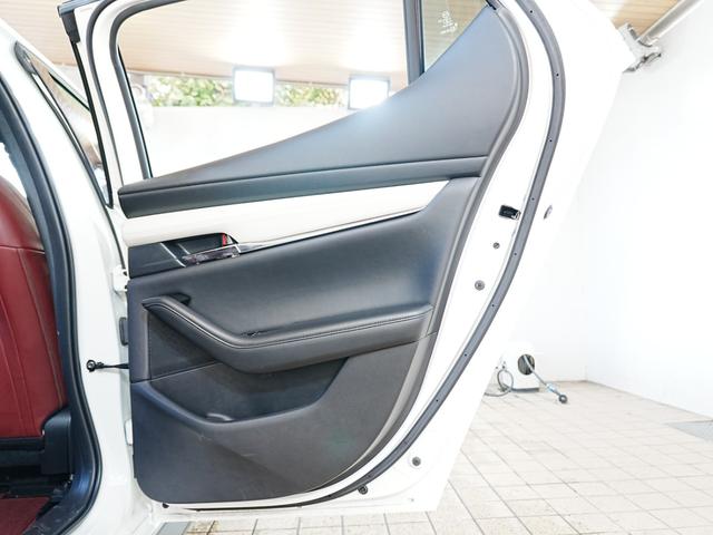 ＭＡＺＤＡ３ファストバック １５Ｓ　１００周年特別記念車　純正ナビ　フルセグＴＶ　Ｂｌｕｅｔｏｏｔｈ　全方位カメラ　シグネチャスタイルＰＫＧ　ユーザー買取　ステアスイッチ　アイドリングストップ　ＢＯＳＥスピーカー　３６０度セーフティＰＫＧ　タワーバー　マット（45枚目）