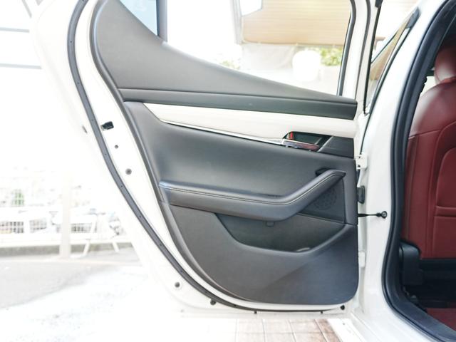 ＭＡＺＤＡ３ファストバック １５Ｓ　１００周年特別記念車　純正ナビ　フルセグＴＶ　Ｂｌｕｅｔｏｏｔｈ　全方位カメラ　シグネチャスタイルＰＫＧ　ユーザー買取　ステアスイッチ　アイドリングストップ　ＢＯＳＥスピーカー　３６０度セーフティＰＫＧ　タワーバー　マット（48枚目）