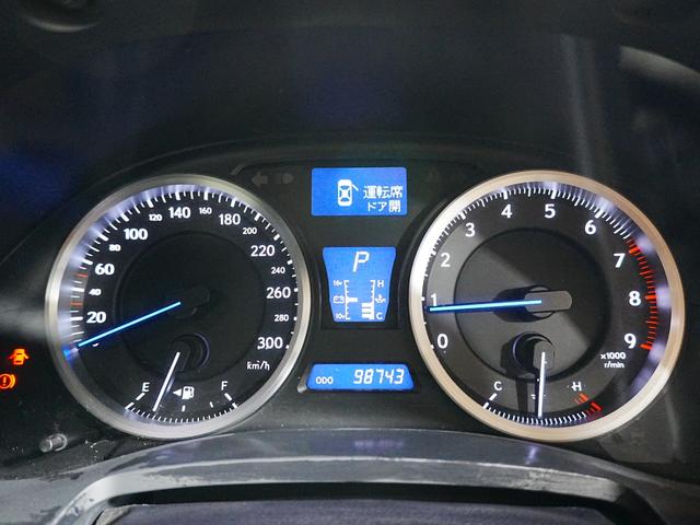 当社専門業者が納車前クリーニングしておりますので内装もとても綺麗な状態でお渡ししております。もちろんシート、足元、パネル関係、天井とお客様にお喜びいただけますよう心を込めて磨いています！！