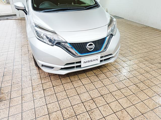 ノート ｅ－パワー　Ｘ　純正７インチナビ　フルセグＴＶ　全方位カメラ　デジタルインナーミラー　踏み間違い防止装置　純正マット　ドアバイザー　レーンキープアシスト　レベライザー　ステアスイッチ　スマートキー　プッシュスタート（12枚目）