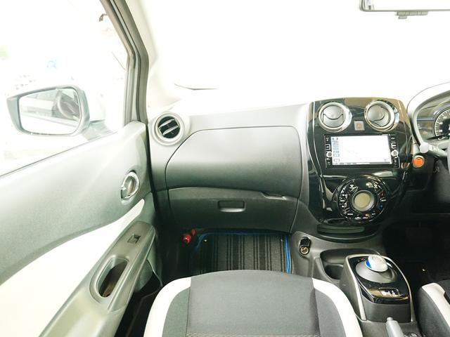 ノート ｅ－パワー　Ｘ　純正７インチナビ　フルセグＴＶ　全方位カメラ　デジタルインナーミラー　踏み間違い防止装置　純正マット　ドアバイザー　レーンキープアシスト　レベライザー　ステアスイッチ　スマートキー　プッシュスタート（19枚目）