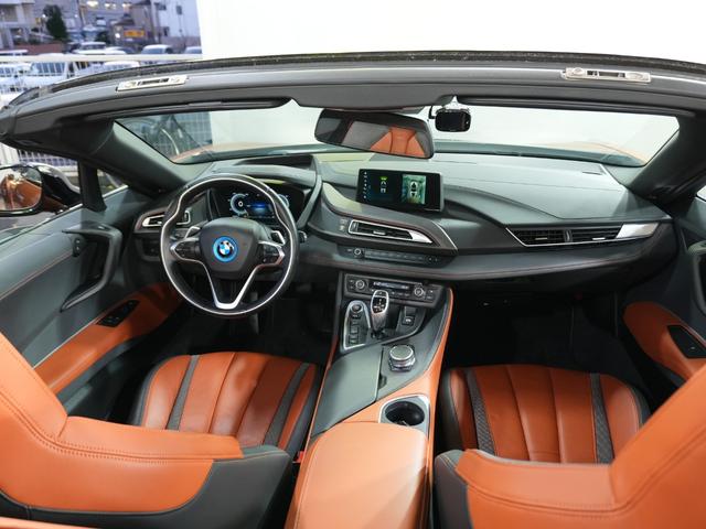 i8 ロードスター BMWレーザーライト インテリアACCARO ドライカーボンインテリア OP20インチAW ハーマンガードン 左H 1オーナー ブラックグロスフロントキャリパー ナビ Bカメラ パドルシフト ETC(2枚目)