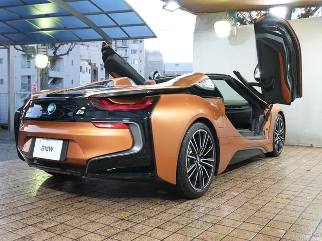 i8 ロードスター BMWレーザーライト インテリアACCARO ドライカーボンインテリア OP20インチAW ハーマンガードン 左H 1オーナー ブラックグロスフロントキャリパー ナビ Bカメラ パドルシフト ETC(18枚目)