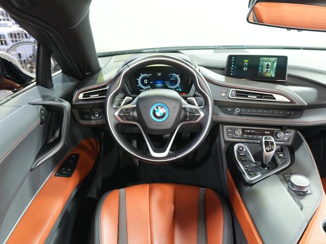 i8 ロードスター BMWレーザーライト インテリアACCARO ドライカーボンインテリア OP20インチAW ハーマンガードン 左H 1オーナー ブラックグロスフロントキャリパー ナビ Bカメラ パドルシフト ETC(25枚目)