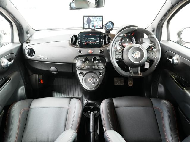アバルト６９５ コンペティツィオーネ　１オーナー　ＯＺレーシングＡＷ　ドラレコ前後　キーレスキー　ポータブルナビ　バックカメラ　ＥＴＣ　Ｂｅａｔｓサウンド　コーナーセンサー　ハーフレザー　ＨＩＤヘッドライト　ユーザー買取　オートライト（2枚目）
