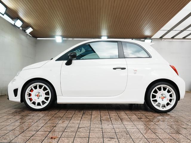 アバルト６９５ コンペティツィオーネ　１オーナー　ＯＺレーシングＡＷ　ドラレコ前後　キーレスキー　ポータブルナビ　バックカメラ　ＥＴＣ　Ｂｅａｔｓサウンド　コーナーセンサー　ハーフレザー　ＨＩＤヘッドライト　ユーザー買取　オートライト（8枚目）