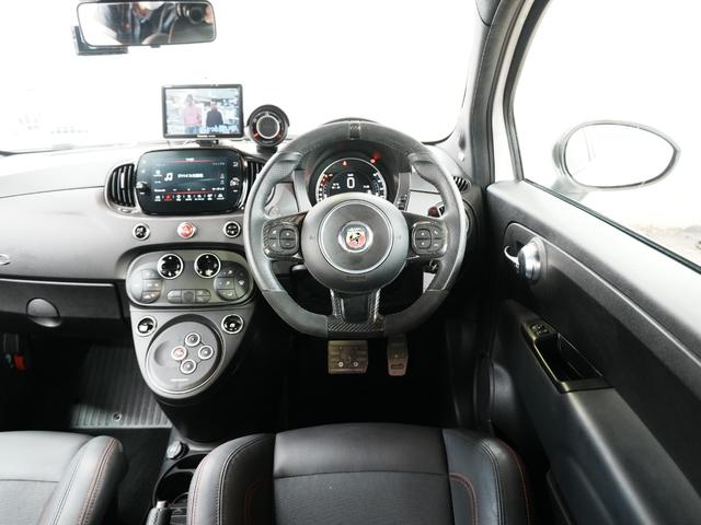 アバルト６９５ コンペティツィオーネ　１オーナー　ＯＺレーシングＡＷ　ドラレコ前後　キーレスキー　ポータブルナビ　バックカメラ　ＥＴＣ　Ｂｅａｔｓサウンド　コーナーセンサー　ハーフレザー　ＨＩＤヘッドライト　ユーザー買取　オートライト（13枚目）