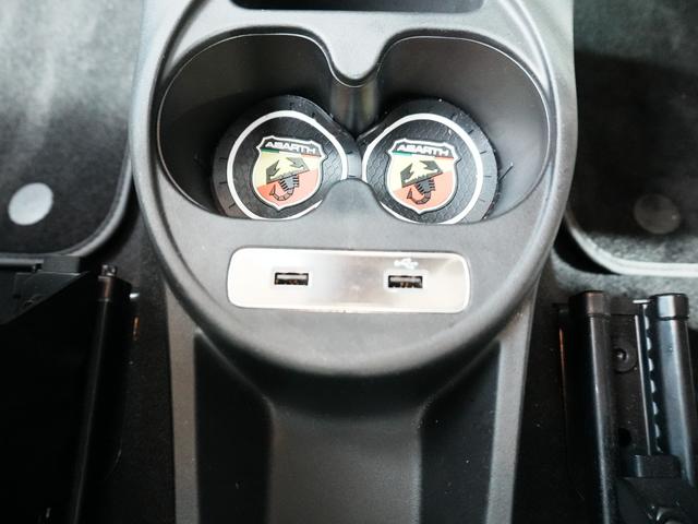 アバルト６９５ コンペティツィオーネ　１オーナー　ＯＺレーシングＡＷ　ドラレコ前後　キーレスキー　ポータブルナビ　バックカメラ　ＥＴＣ　Ｂｅａｔｓサウンド　コーナーセンサー　ハーフレザー　ＨＩＤヘッドライト　ユーザー買取　オートライト（24枚目）