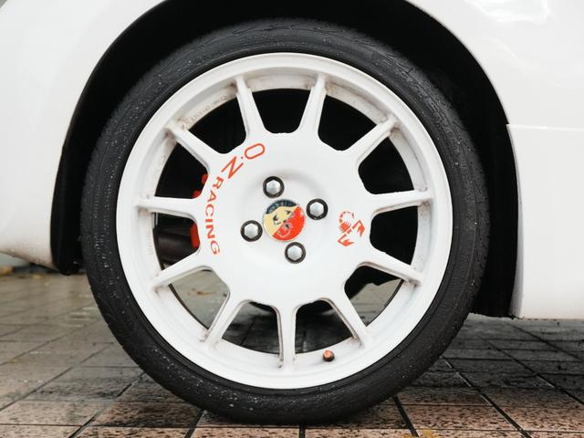 アバルト６９５ コンペティツィオーネ　１オーナー　ＯＺレーシングＡＷ　ドラレコ前後　キーレスキー　ポータブルナビ　バックカメラ　ＥＴＣ　Ｂｅａｔｓサウンド　コーナーセンサー　ハーフレザー　ＨＩＤヘッドライト　ユーザー買取　オートライト（43枚目）