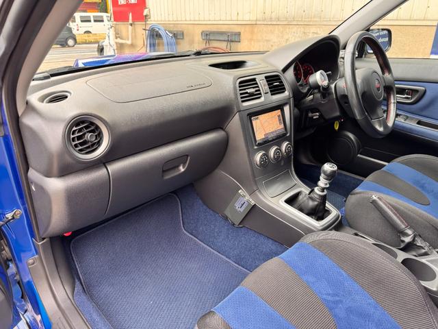 インプレッサ ＷＲＸ　ＳＴｉ　Ｅ型　フジツボマフラー　ＸＹＺ車高調　ＳＴＩフロントスポイラー　ＳＴＩタワーバー　ＳＴＩブースト計　純正ブレンボキャリパー　純正１７ＡＷ　ケンウッドナビ　前後ドラレコ　ＥＴＣ　タイミングベルト交換済（43枚目）