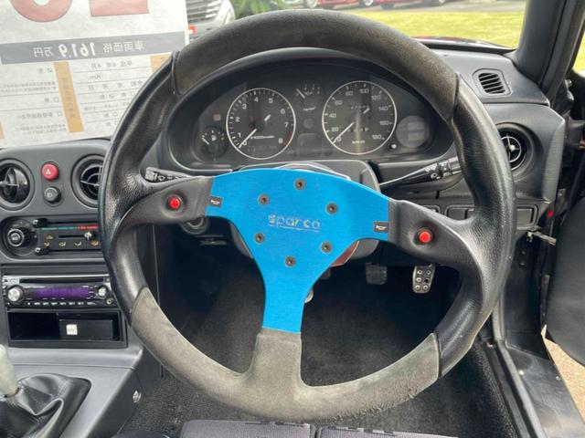 ユーノスロードスター ノーマルベース　オープンカー　ＭＴ　ハードトップ　ＲＡＹＳアルミホイール　ＢＲＩＤＥフルバケットシート　ｓｐａｒｃｏステアリング　ＣＤ　エアコン　パワーウィンドウ　リトラクタブルヘッドライト　ブラック全塗装（4枚目）