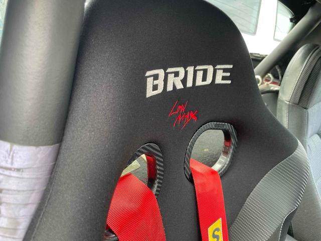 ユーノスロードスター ノーマルベース　オープンカー　ＭＴ　ハードトップ　ＲＡＹＳアルミホイール　ＢＲＩＤＥフルバケットシート　ｓｐａｒｃｏステアリング　ＣＤ　エアコン　パワーウィンドウ　リトラクタブルヘッドライト　ブラック全塗装（5枚目）