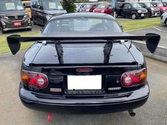 ユーノスロードスター ノーマルベース　オープンカー　ＭＴ　ハードトップ　ＲＡＹＳアルミホイール　ＢＲＩＤＥフルバケットシート　ｓｐａｒｃｏステアリング　ＣＤ　エアコン　パワーウィンドウ　リトラクタブルヘッドライト　ブラック全塗装（6枚目）