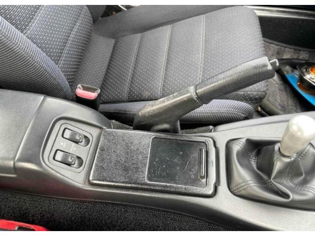 ユーノスロードスター ノーマルベース　オープンカー　ＭＴ　ハードトップ　ＲＡＹＳアルミホイール　ＢＲＩＤＥフルバケットシート　ｓｐａｒｃｏステアリング　ＣＤ　エアコン　パワーウィンドウ　リトラクタブルヘッドライト　ブラック全塗装（18枚目）