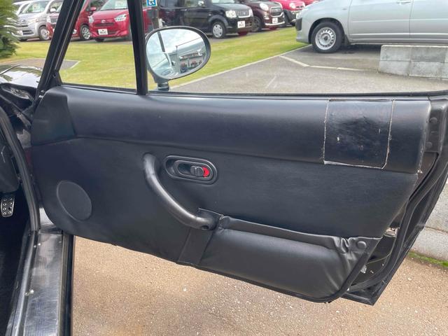 ユーノスロードスター ノーマルベース　オープンカー　ＭＴ　ハードトップ　ＲＡＹＳアルミホイール　ＢＲＩＤＥフルバケットシート　ｓｐａｒｃｏステアリング　ＣＤ　エアコン　パワーウィンドウ　リトラクタブルヘッドライト　ブラック全塗装（22枚目）