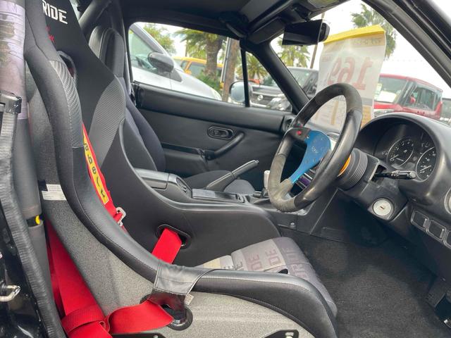 ユーノスロードスター ノーマルベース　オープンカー　ＭＴ　ハードトップ　ＲＡＹＳアルミホイール　ＢＲＩＤＥフルバケットシート　ｓｐａｒｃｏステアリング　ＣＤ　エアコン　パワーウィンドウ　リトラクタブルヘッドライト　ブラック全塗装（23枚目）