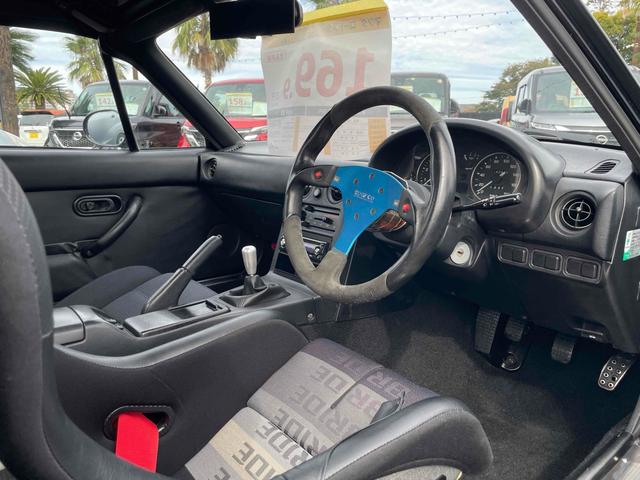 ユーノスロードスター ノーマルベース　オープンカー　ＭＴ　ハードトップ　ＲＡＹＳアルミホイール　ＢＲＩＤＥフルバケットシート　ｓｐａｒｃｏステアリング　ＣＤ　エアコン　パワーウィンドウ　リトラクタブルヘッドライト　ブラック全塗装（24枚目）