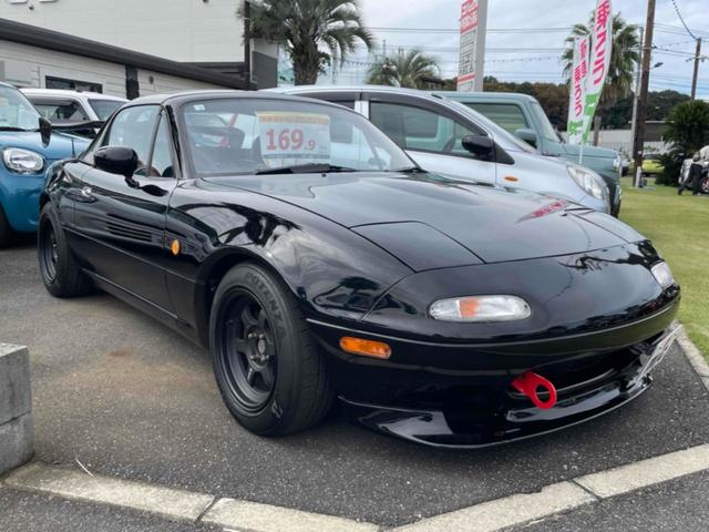 ユーノスロードスター ノーマルベース　オープンカー　ＭＴ　ハードトップ　ＲＡＹＳアルミホイール　ＢＲＩＤＥフルバケットシート　ｓｐａｒｃｏステアリング　ＣＤ　エアコン　パワーウィンドウ　リトラクタブルヘッドライト　ブラック全塗装（30枚目）