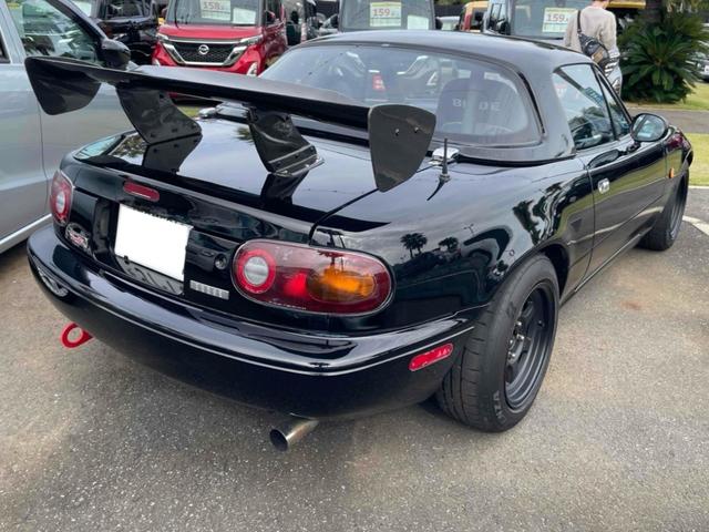 ユーノスロードスター ノーマルベース　オープンカー　ＭＴ　ハードトップ　ＲＡＹＳアルミホイール　ＢＲＩＤＥフルバケットシート　ｓｐａｒｃｏステアリング　ＣＤ　エアコン　パワーウィンドウ　リトラクタブルヘッドライト　ブラック全塗装（32枚目）