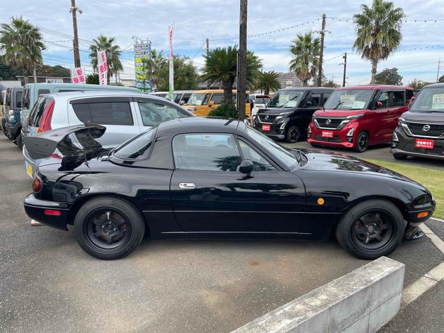 ユーノスロードスター ノーマルベース　オープンカー　ＭＴ　ハードトップ　ＲＡＹＳアルミホイール　ＢＲＩＤＥフルバケットシート　ｓｐａｒｃｏステアリング　ＣＤ　エアコン　パワーウィンドウ　リトラクタブルヘッドライト　ブラック全塗装（33枚目）