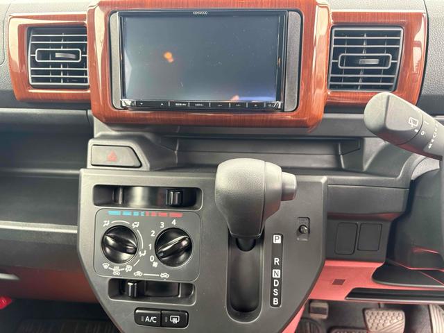 ピクシスメガ Ｄ　両側スライドドア　ナビ　ＴＶ　キーレスエントリー　アイドリングストップ　電動格納ミラー　ベンチシート　ＣＶＴ　盗難防止システム　ＡＢＳ　ＥＳＣ　ＣＤ　ＵＳＢ　Ｂｌｕｅｔｏｏｔｈ　アルミホイール（8枚目）