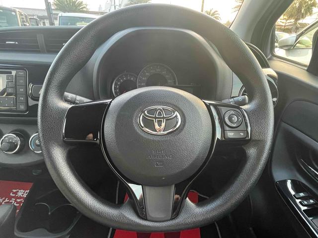 ヴィッツ Ｆ　セーフティーエディションＩＩＩ　ドライブレコーダー　クリアランスソナー　レーンアシスト　衝突被害軽減システム　オートマチックハイビーム　オートライト　ＬＥＤヘッドランプ　スマートキー　アイドリングストップ　電動格納ミラー　ＣＶＴ（3枚目）