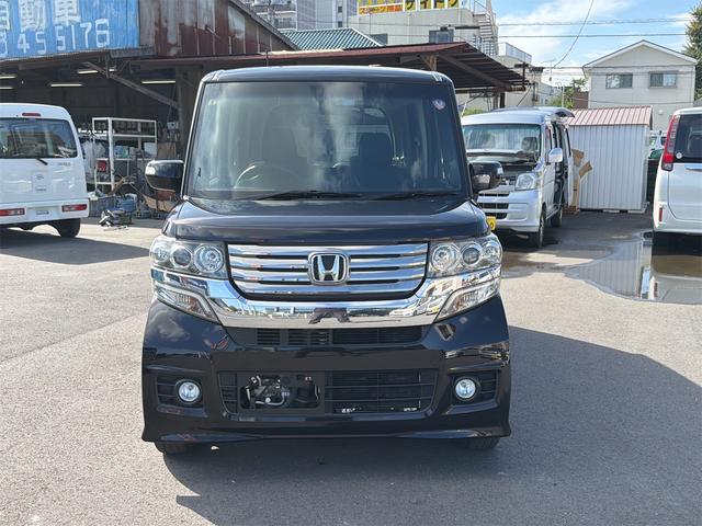 ホンダのN−BOXカスタムです。色は落ち着いたプレミアムゴールドパープルパール!お手頃価格で入庫しました!全国納車可能です!