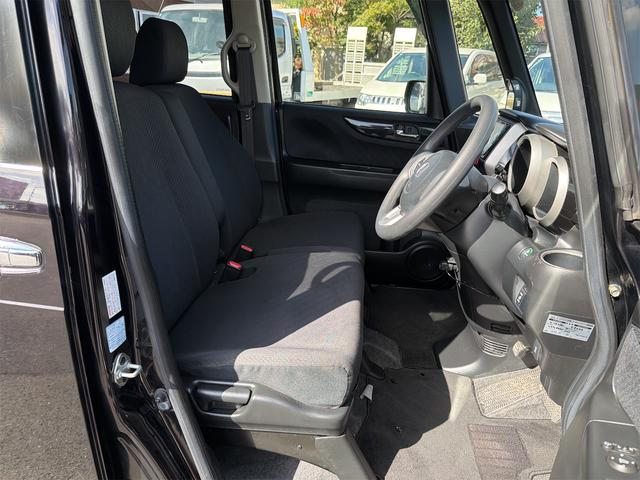 フロントベンチシートなので、運転席も助手席も広々!助手席へのウォークスルーも楽々可能です!